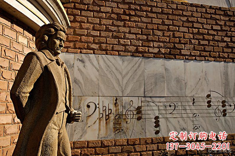 兰州贝多芬和钢琴的广场雕塑