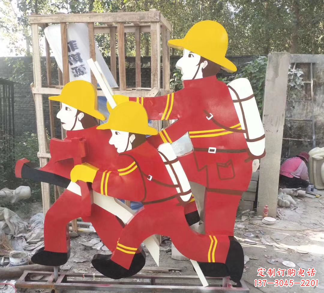 兰州玻璃钢消防员雕塑——精致的园林景观装饰