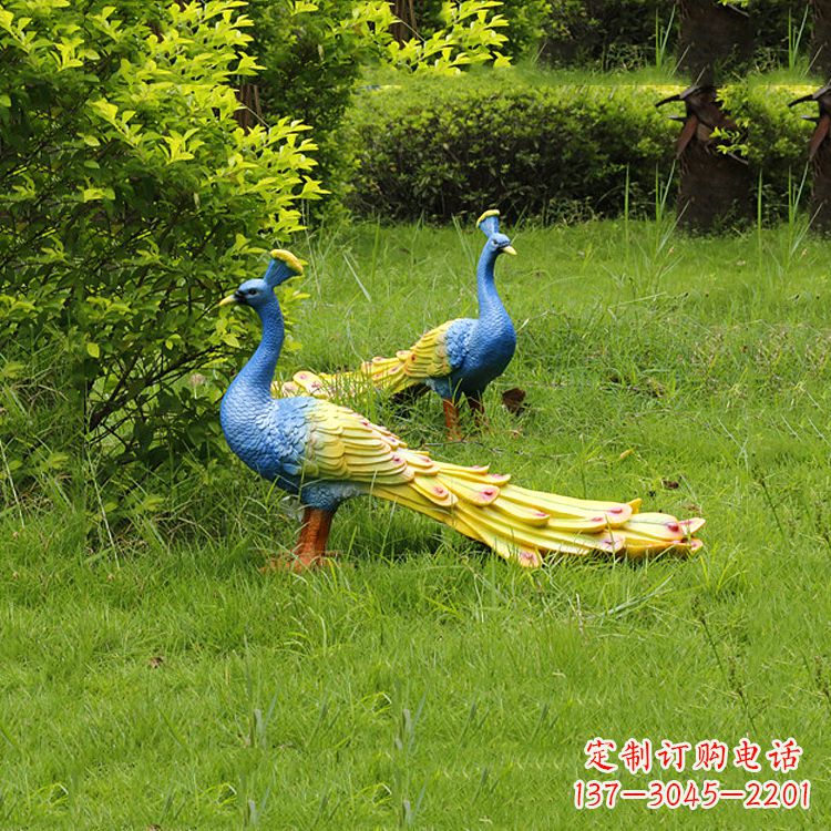 兰州玻璃钢孔雀雕塑——艺术点缀公园草坪