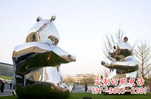 兰州不锈钢公园抽象熊猫雕塑