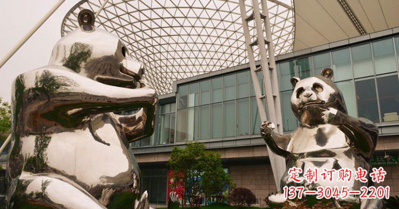 兰州不锈钢公园动物镜面熊猫雕塑
