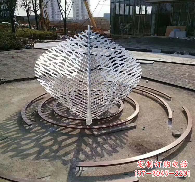 兰州不锈钢镂空树叶雕塑——给环境带来美丽