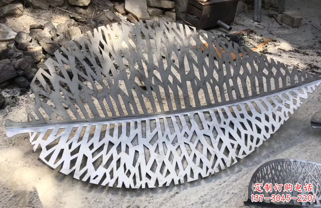 兰州不锈钢镂空树叶雕塑艺术的精美结合