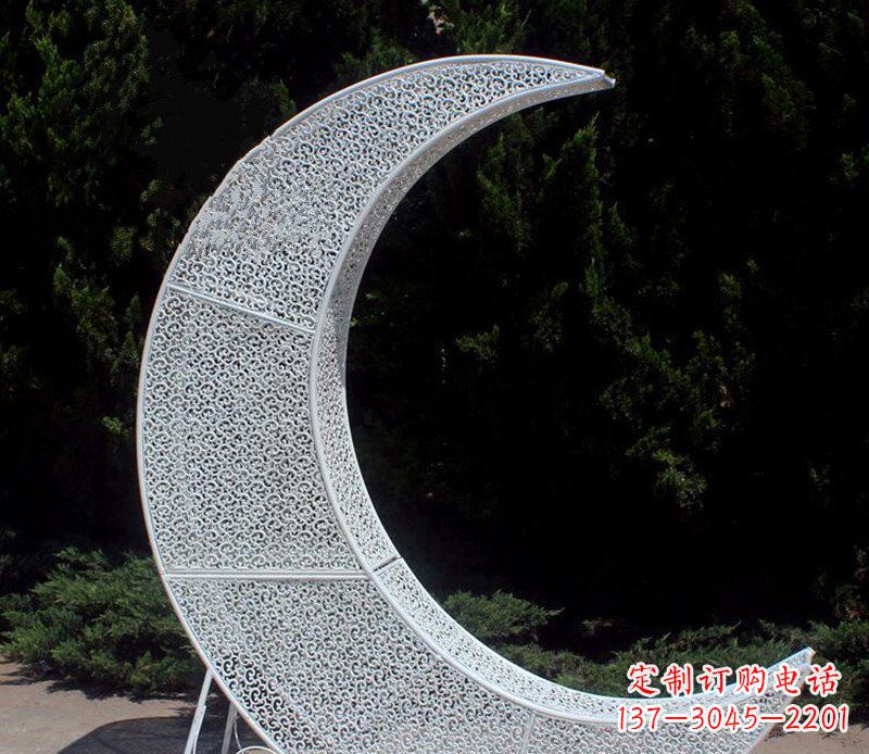 兰州不锈钢镂空弯月亮公园景观雕塑