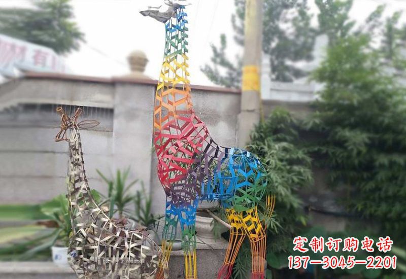 兰州长颈鹿雕塑优雅而古典的艺术
