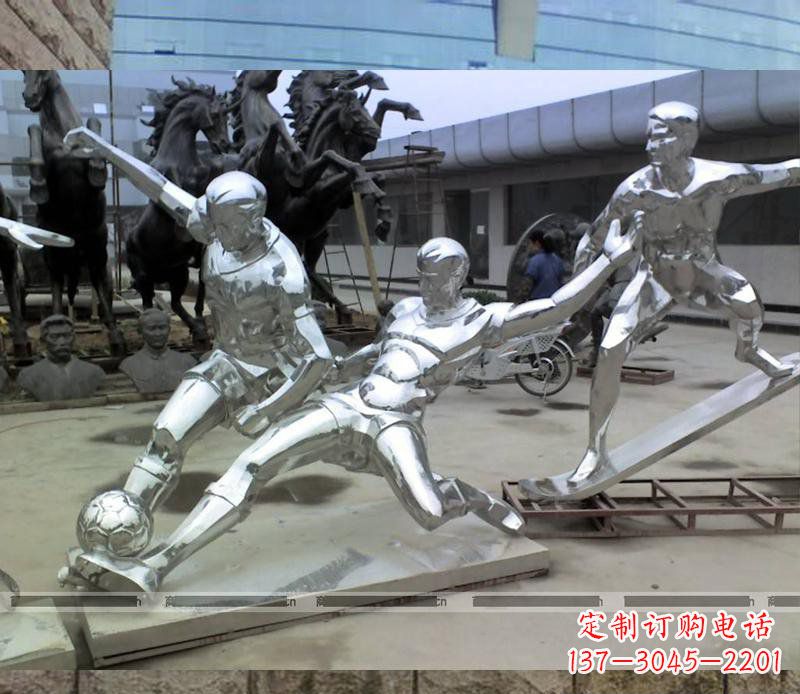 兰州玩足球的不锈钢雕塑