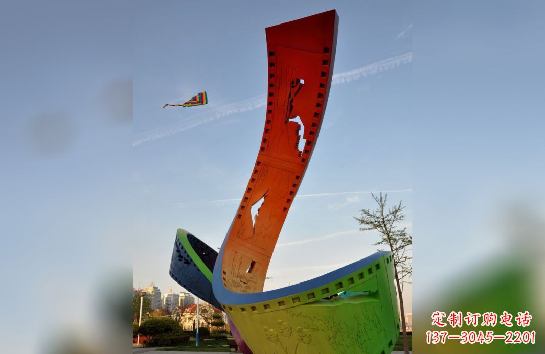 兰州不锈钢五彩胶卷广场雕塑——现代美学的象征