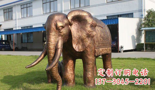 兰州大象雕塑——草地上的巨人