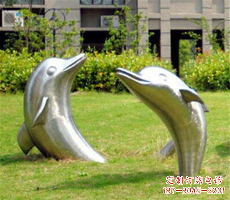 兰州海豚雕塑草坪上的精美装饰
