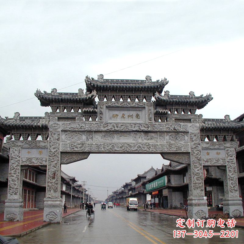 兰州城市街道上的历史风貌——仿古石牌楼