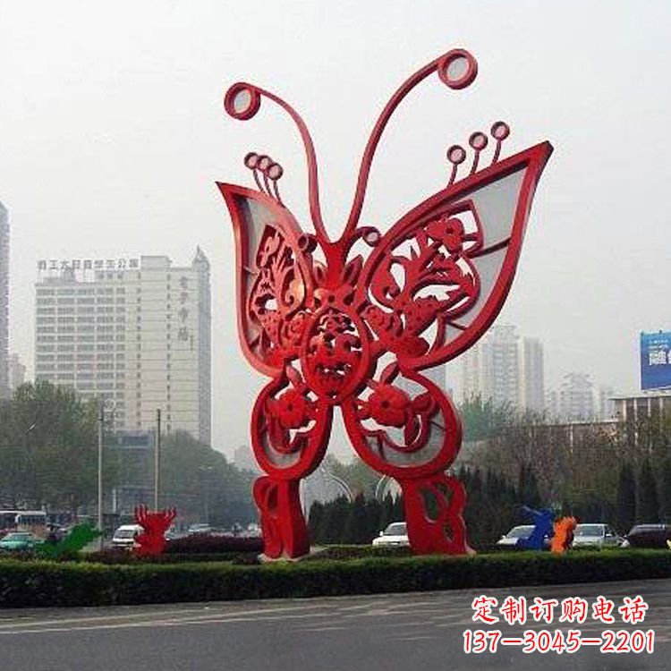 兰州绿化带上的大型红色蝴蝶雕塑