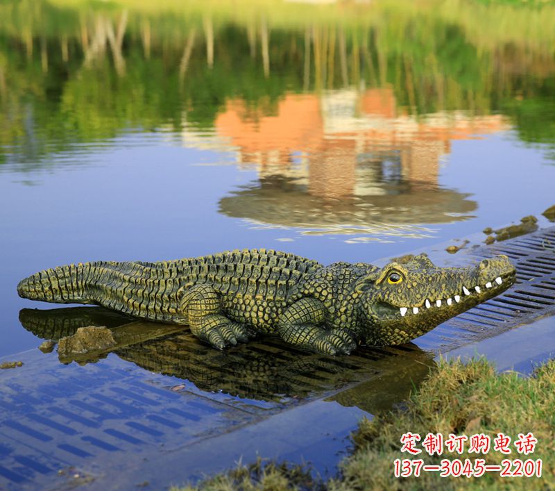 兰州池塘水池仿真大鳄鱼雕塑玻璃钢园林水景草丛动物摆件