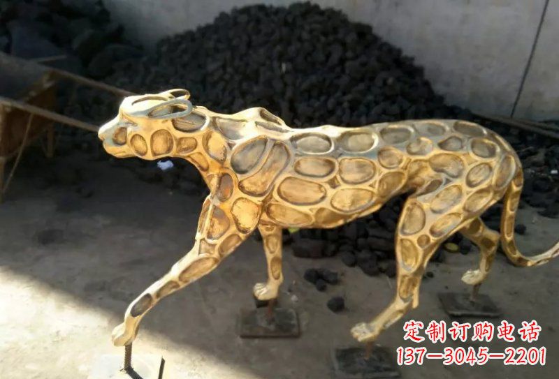 兰州青铜豹雕塑象征着非凡力量与威严