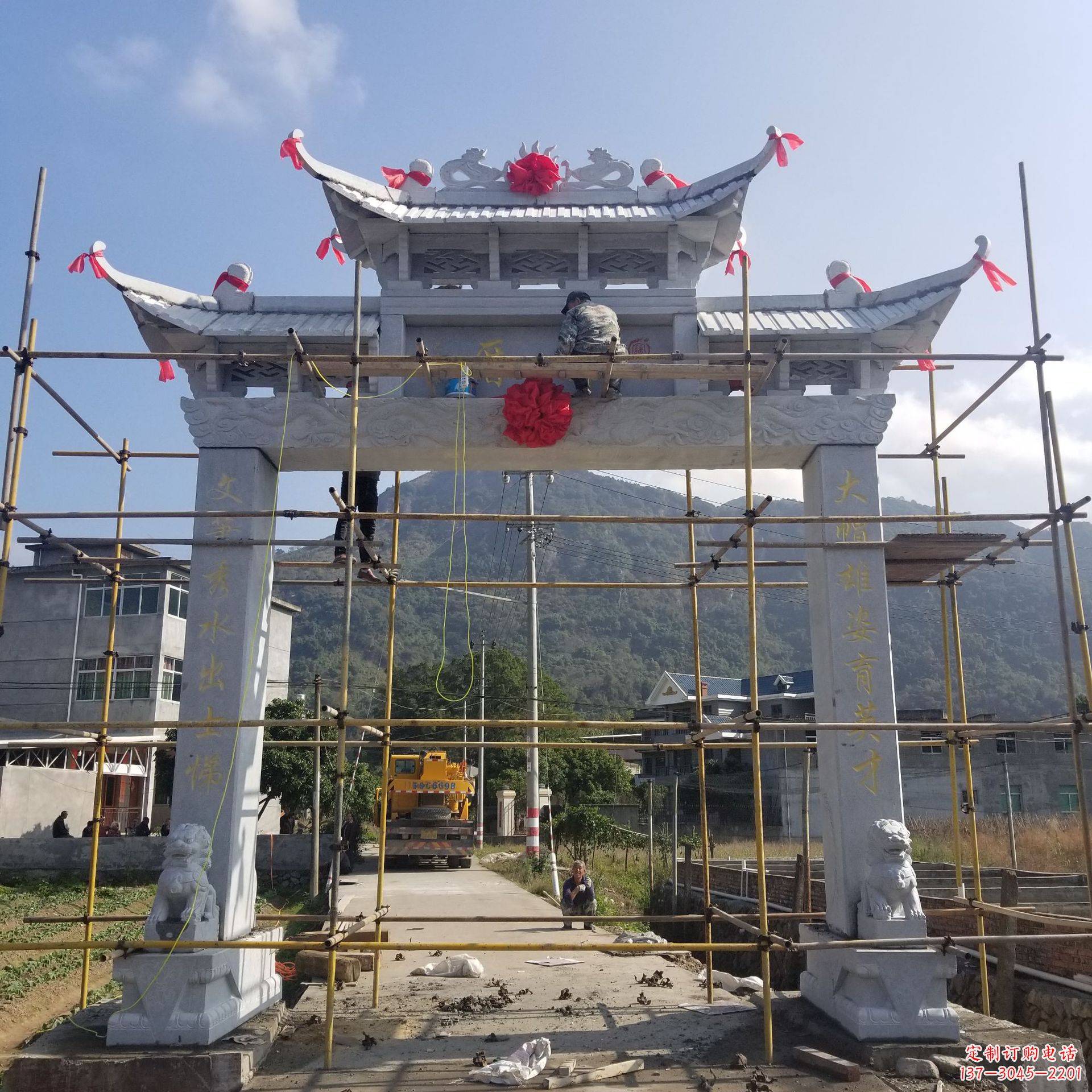 兰州精美的牌坊雕塑,点亮村口