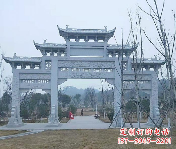 兰州村口三门石雕牌楼古朴华丽