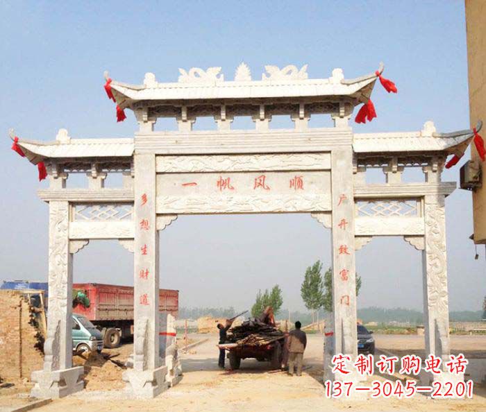 兰州村庄大理石三门牌坊石雕。