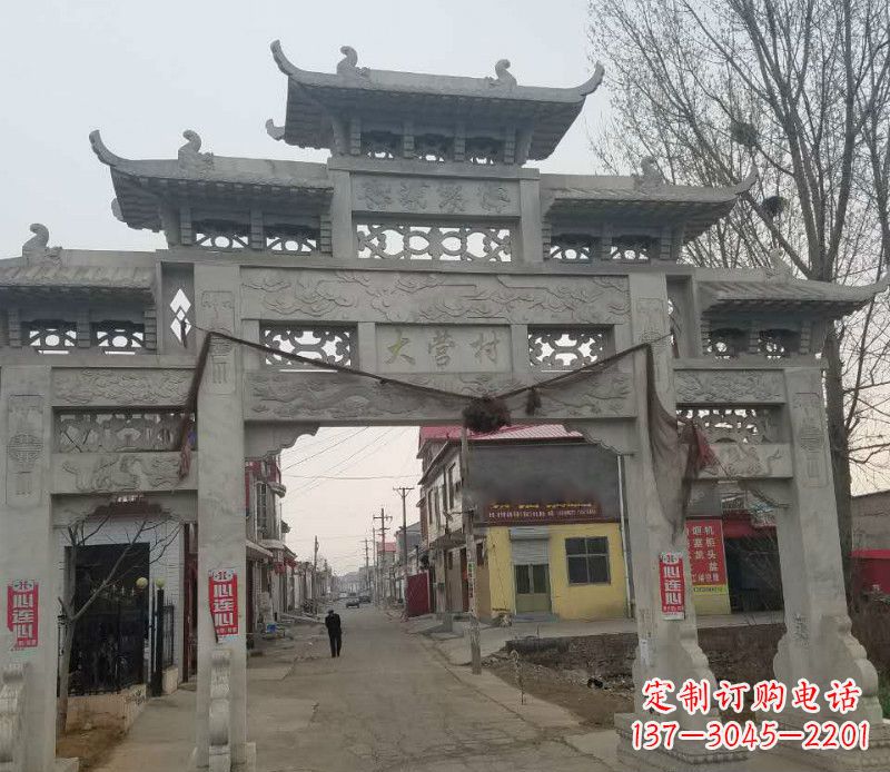 兰州村庄三门石牌坊石雕传承古老文化