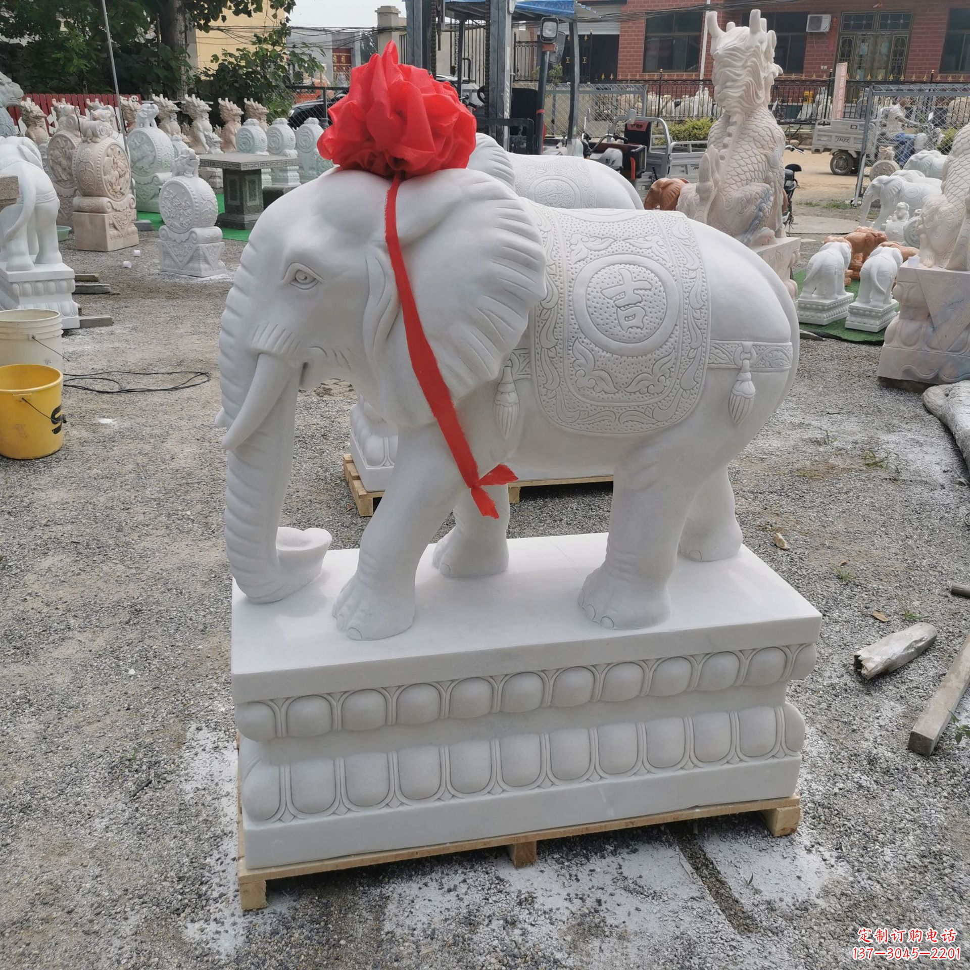 兰州迷人的大象石雕卧姿