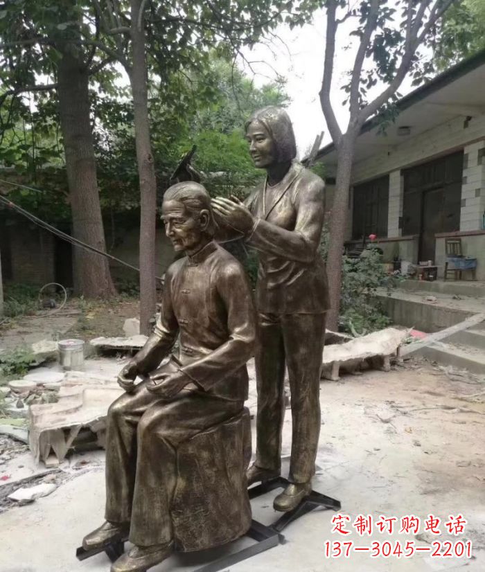兰州纪念母亲的传统铜雕梳头人物