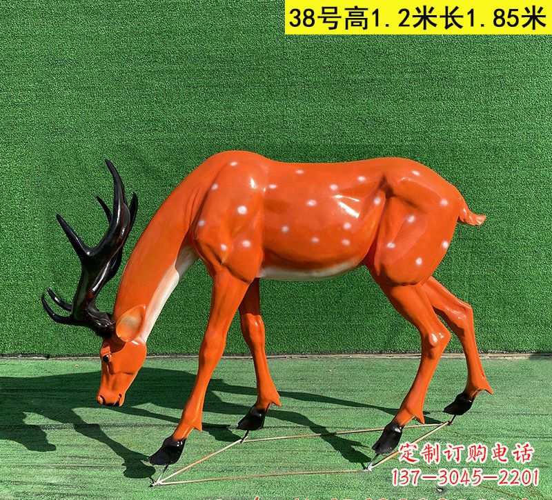 兰州以玻璃钢精心制作的梅花鹿雕塑