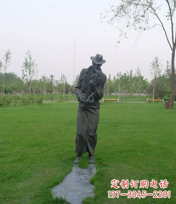 兰州公园吹萨克斯人物铜雕