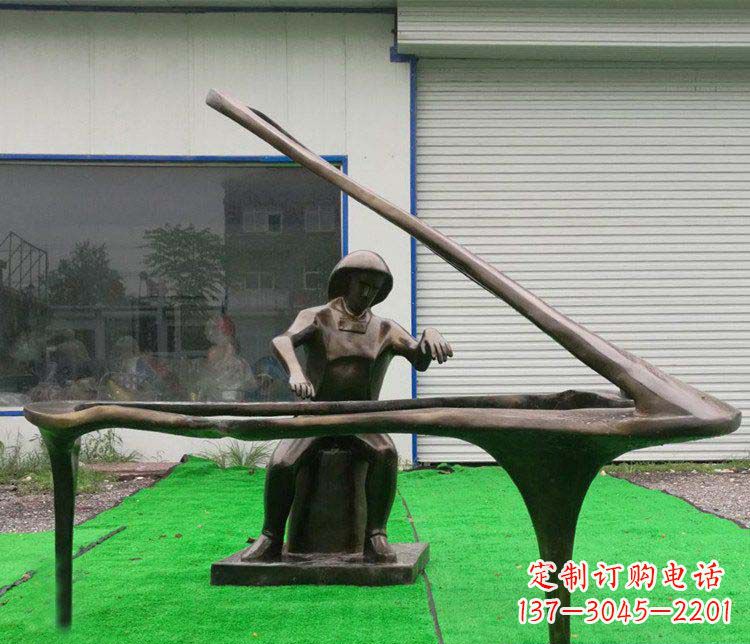 兰州公园弹钢琴的抽象人物小品铜雕