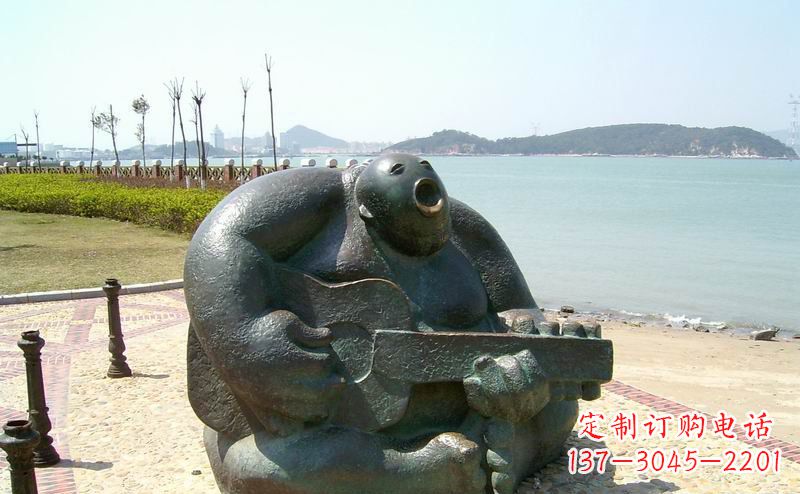 兰州公园弹吉他抽象人物铜雕