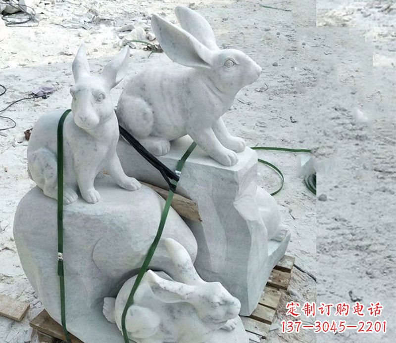 兰州活泼可爱的兔子雕塑