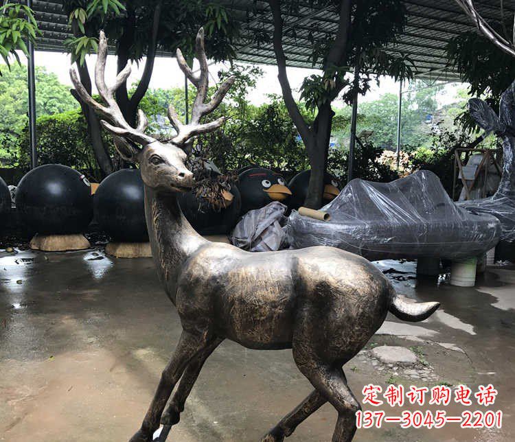 兰州静谧的梅花鹿铜雕