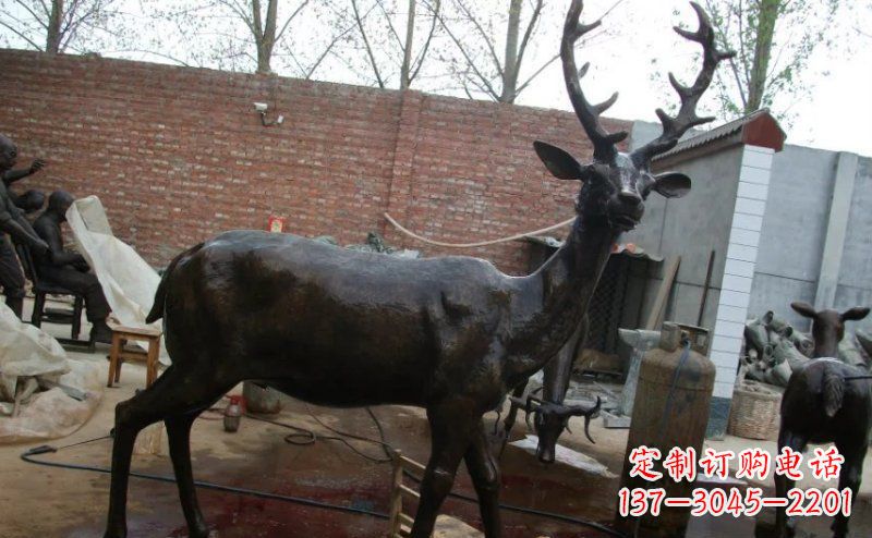 兰州公园梅花鹿小鹿动物铜雕