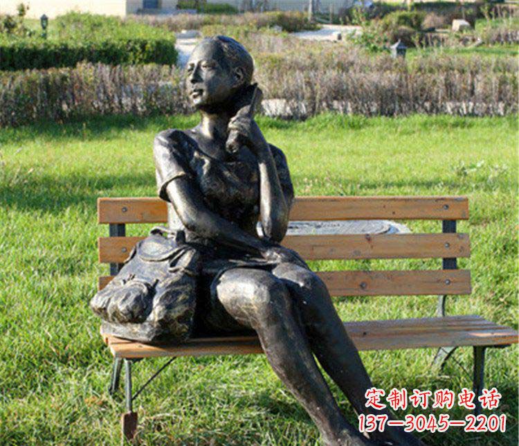 兰州公园拿着书看远方的女孩人物座椅雕塑