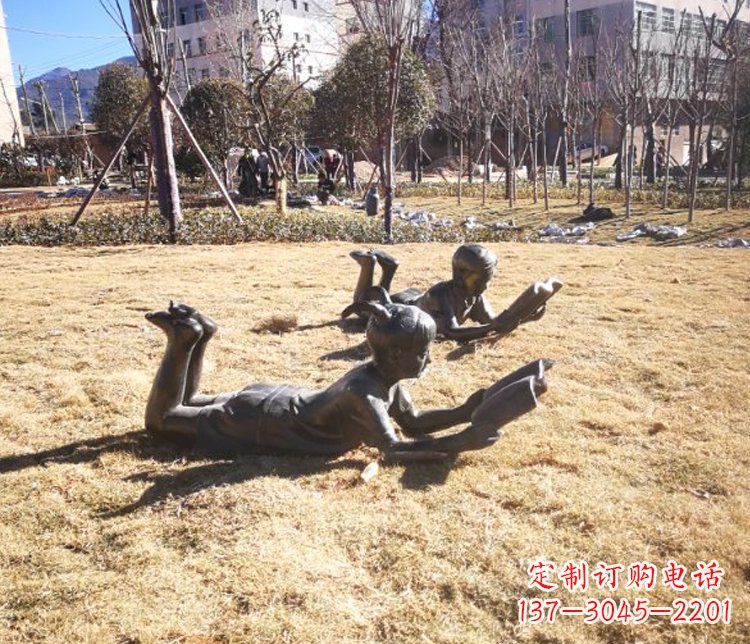 兰州公园人物趴着看书的儿童玻璃钢仿铜雕塑