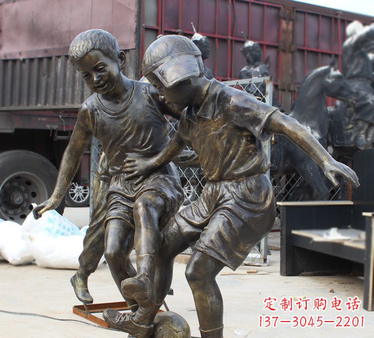 兰州公园踢足球的儿童铜雕