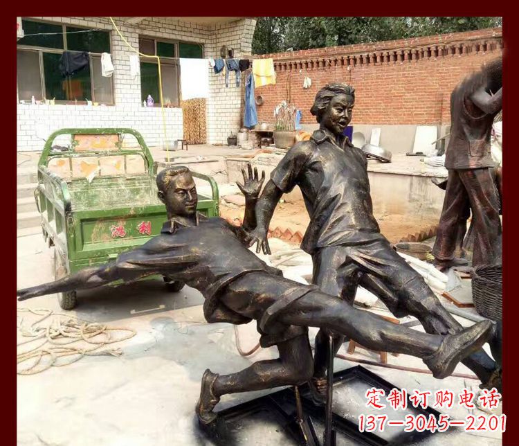 兰州足球迷必备，象征性的足球雕塑
