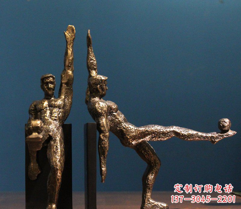兰州公园踢足球人物铜雕