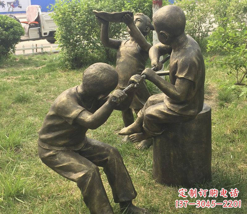 兰州公园玩水的儿童铜雕