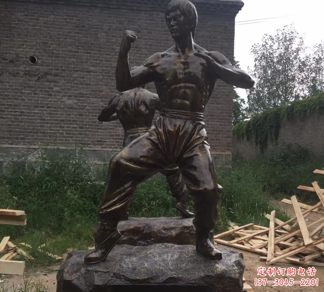 兰州令人叹为观止的李小龙铜雕