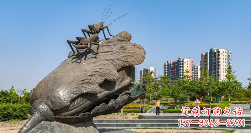 兰州广场白菜和蚂蚱景观铜雕
