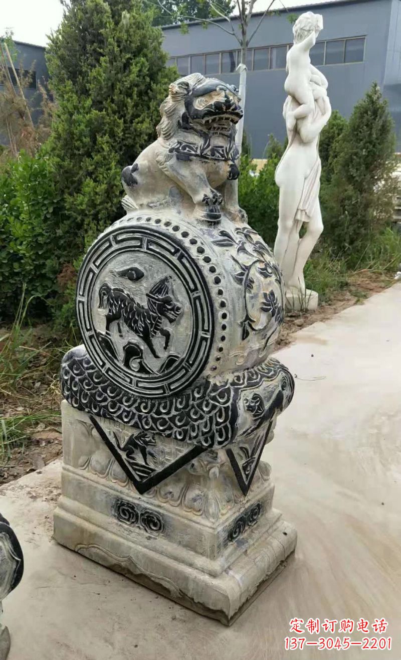 兰州狮子抱鼓石雕塑,象征力量与美感