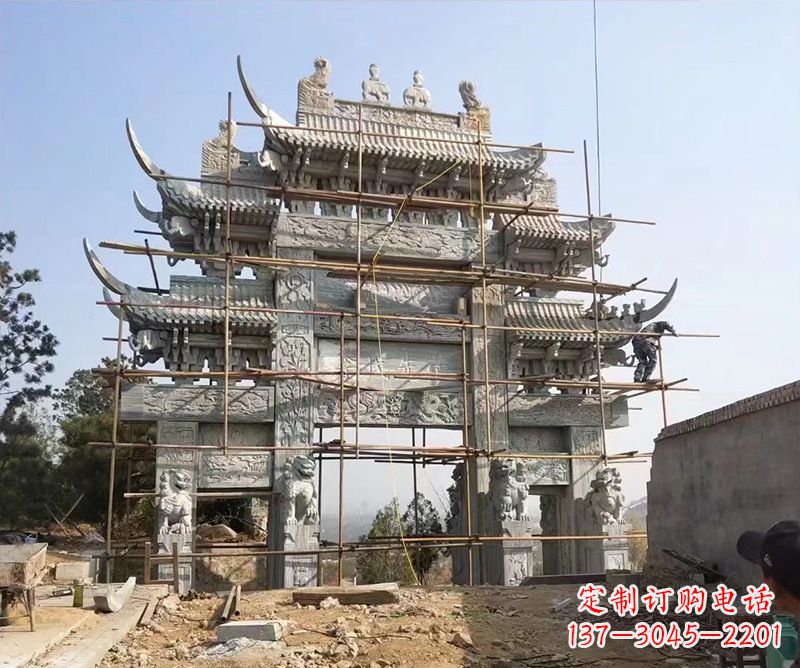 兰州石牌坊外东侧的龙凤雕塑