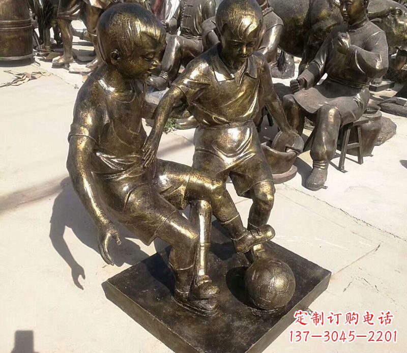 兰州踢足球的儿童铜雕