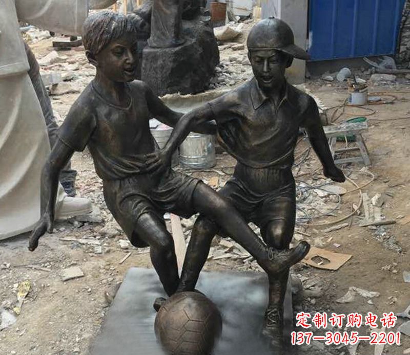 兰州踢足球公园人物铜雕