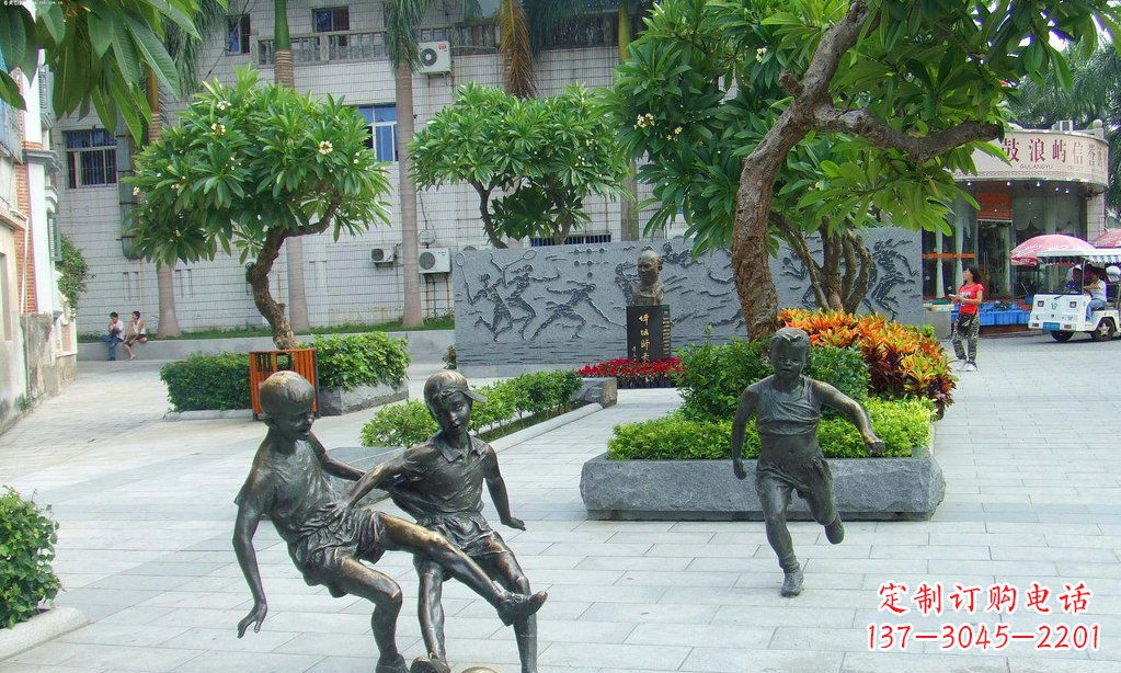 兰州小孩踢足球铜雕