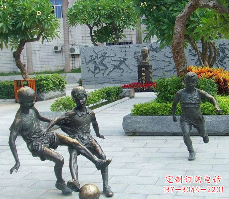兰州小孩踢足球公园景观铜雕