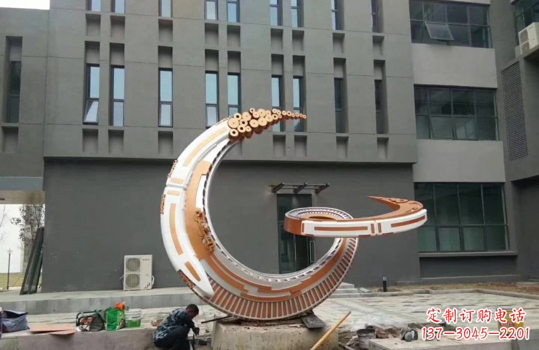 兰州小区抽象不锈钢月亮雕塑