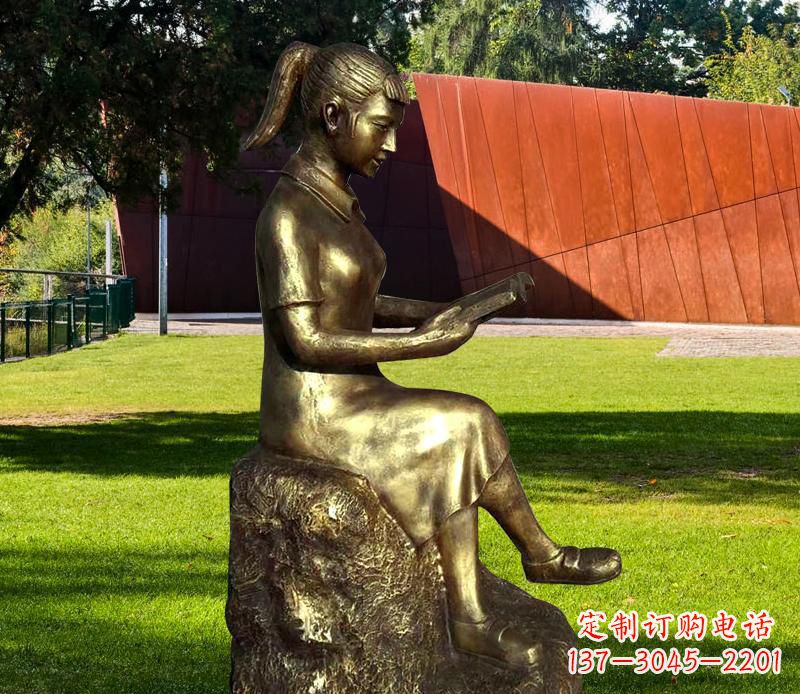 兰州校园看书的女孩铜雕