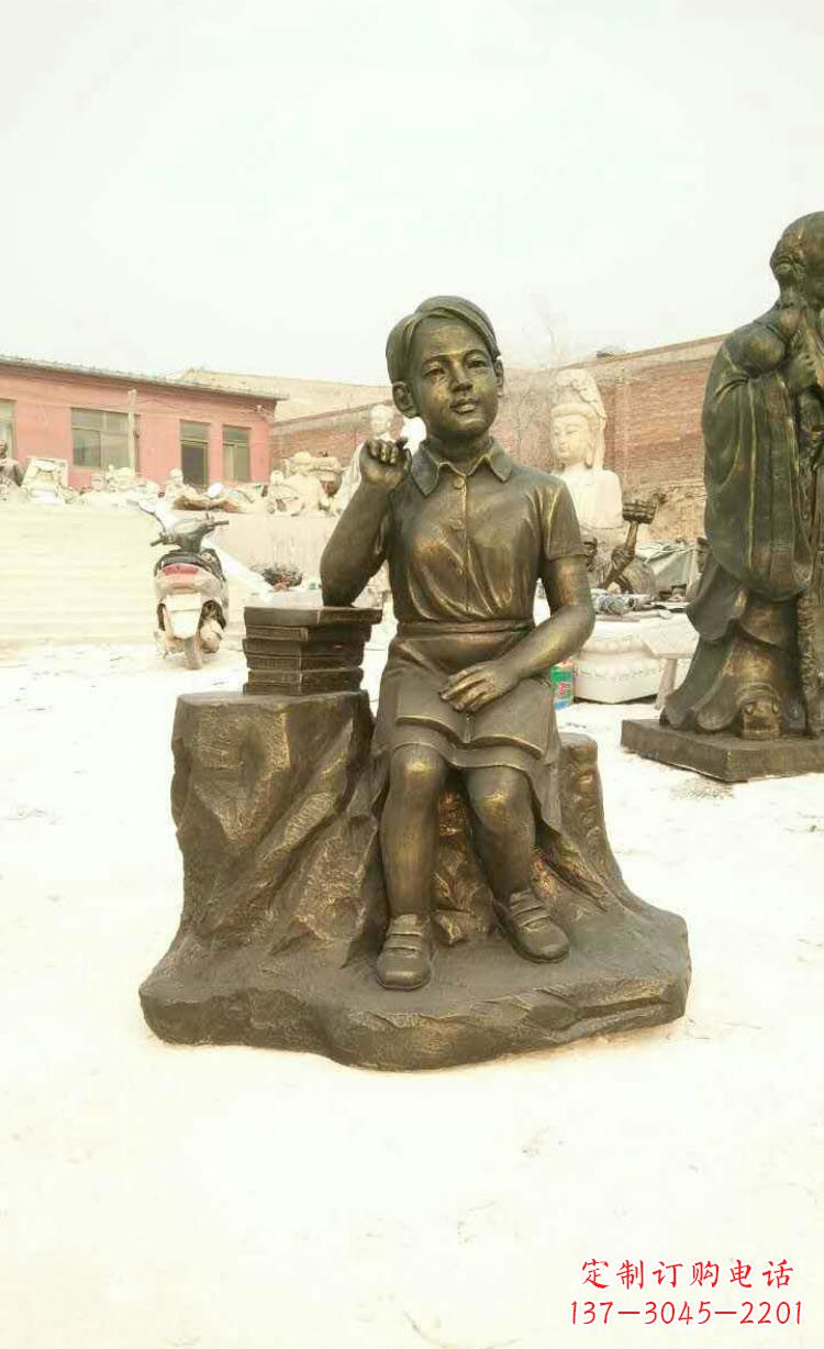 兰州校园看书思考的学生铜雕