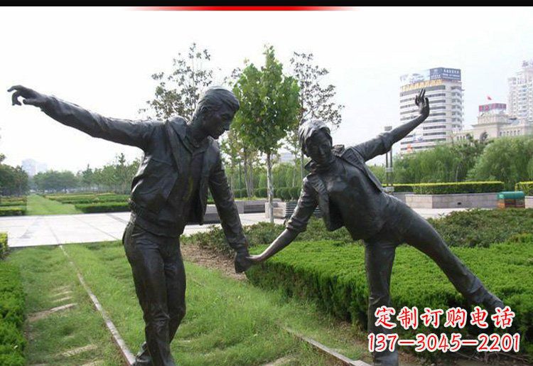 兰州走铁轨的情侣铜雕